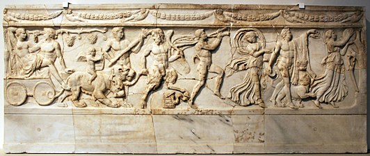 Relieve de un sarcófago con un cortejo que acompaña a Dioniso y Ariadna. Hacia 110-130; Altes Museum, Berlín.