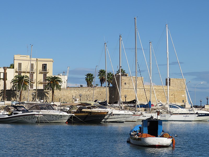 File:023 Port vell de Bari, al fons el Fortino di Sant'Antonio.jpg