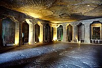 Un monasterio, o vihara, con su salón cuadrado rodeado de celdas de monjes.  Cuevas de Ajanta, n.  4.