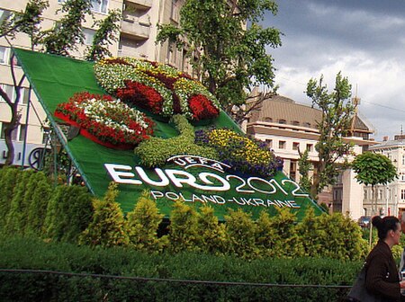 Tập_tin:07063_EURO_Football_2012_public_flower_emblem_in_Lviv._2011.jpg