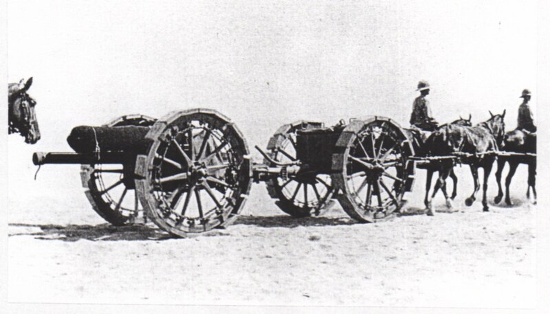 Archivo:18-pounder field gun with sand wheels Suez Canal 1916 IWM Q15840.jpg