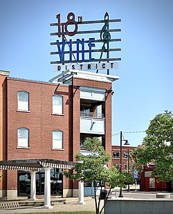 Signo y edificio del distrito 18 y Vine.jpg