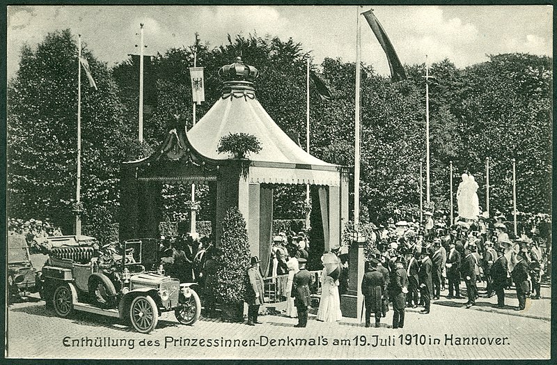 File:1910-07-19 Ludwig Hemmer PC Enthüllung des Prinzessinen-Denkmals am 19. Juli 1910 in Hannover. Bildseite Königinnen-Denkmal Kaiser Wilhelm Oldtimer Hohenzollernstraße Eilenriede.jpg