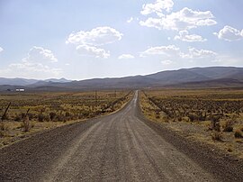 28/09/2012 צפו מערבה לאורך כביש 724 של מחוז אלקו (דרך מידאס) ליד טוסקארורה, לכיוון הרי טוסקארורה בנבאדה.