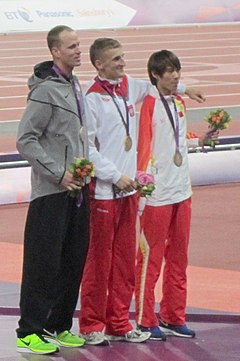 2012 Paralimpiade Pria Lompat Tinggi F46 Kemenangan Ceremony.jpg