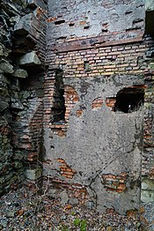 Muro de piedra y ladrillo.