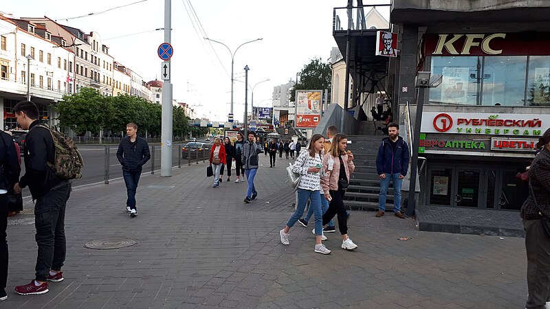 File:20190526 180750 Intersection of Niamiha Street and Pieramožcaŭ Avenue.jpg