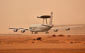 Ein E-3-Wachposten der US-Luftwaffe, der mit dem 363. Air Expeditionary Wing eingesetzt wurde, startete 2003 im Rahmen der Operation Iraqi Freedom von der Prince Sultan Air Base.