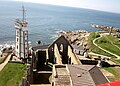 La Pointe Saint-Mathieu du sommet du phare : l'abbaye, le sémaphore et le Mémorial des marins morts pour la France.