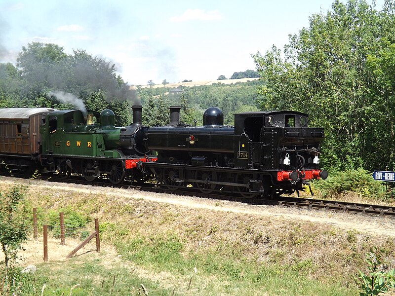 File:7714 and 1450 double heading at Highley.jpg