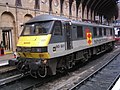 English: BR Class 90/0, no. 90021 at York station on 3rd June 2004. This locomotive is owned by EWS and retains revised Railfreight Distribution livery. Deutsch: British Rail Baureihe 90/0, Nr. 90021 in York am 3. Juni 2004. Diese Lokomotive ist im Besitz der English, Welsh and Scottish Railway und behielt die überarbeitete Railfreight Distribution-Lackierung.