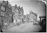Prins Hendrikkade 28-33 gezien naar de Martelaarsgracht, met in het midden de ingang van de Ramskooi; tussen 1868 en 1884.