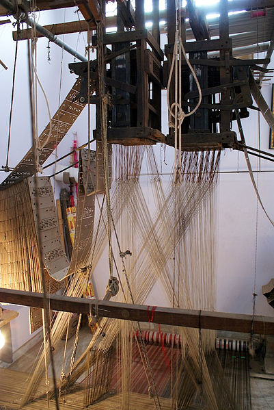 File:A jacquard loom in Varanasi.jpg