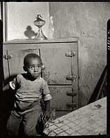 A young boy who lives near the nation's capitol, červen 1942