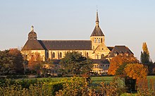 L'abbaye vue au milieu des arbres l'environnant