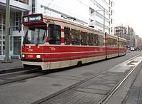 ​ ​ De huidige huisstijl op de trams (met uitzondering van de trams op de RandstadRail). Rood als hoofdkleur met crèmewit en beige lijnen en vlakken.