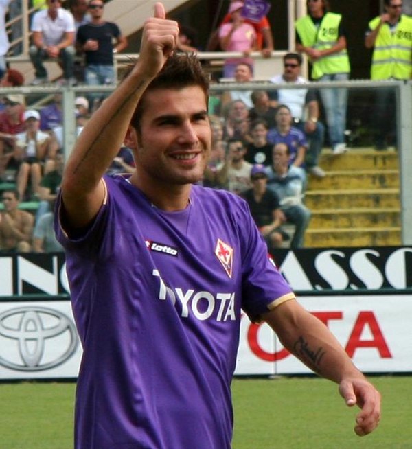 Mutu playing for Fiorentina in 2007