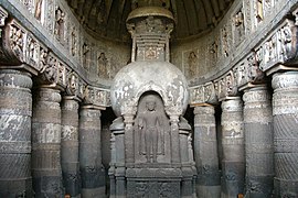 Vihara en Ajantā donde se aprecia el tipo de bóveda estriada denominada "Chandrashala".
