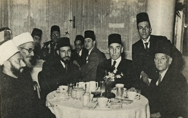 Al-Banna (third from left) with Aziz Ali al-Misri (fourth from right), Mohamed Ali Eltaher (second from the right) and Egyptian, Palestinian and Alger
