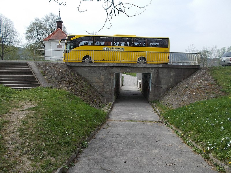 File:Aluljáró, Zeppelin busz és Mária-kápolna, 2018 Visegrád.jpg