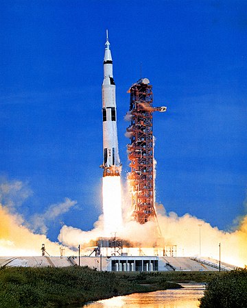 一枚土星5号运载火箭将阿波罗15号送上登月之路。