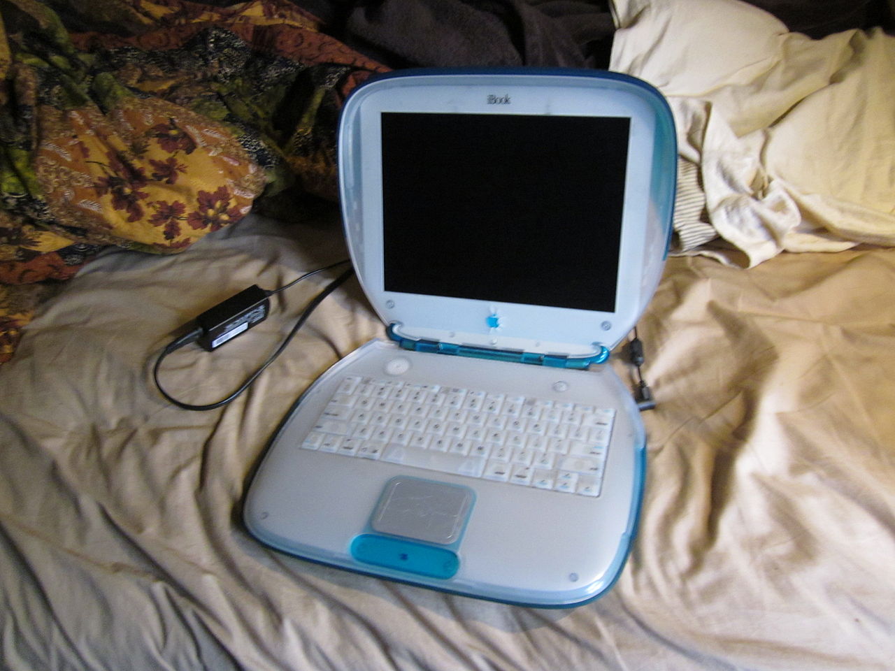 File:Apple Laptop 06.JPG - Wikimedia Commons