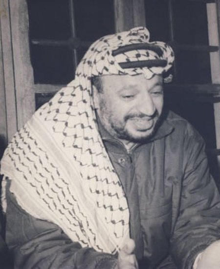 قصة علم فلسطين.. من الثورة العربية إلى الثورة الفلسطينية 450px-Arafat_keffiyeh