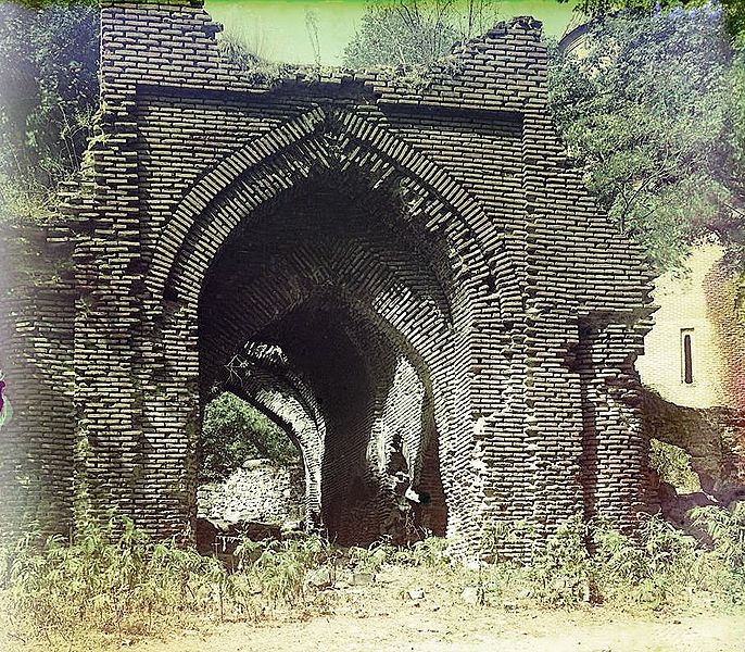 File:Arch before the entrance to Timotis-Ubanskii (timotisubani) Monastery.jpg