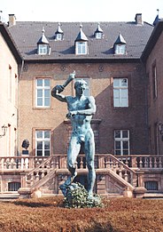 Скулптура »Прометеј« њемач-ког вајара Арна Брекера у Музеју европске умјетности/Замак Нервених у Нервениху, Њемачка