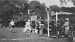Arrivée du 1500 mètres plat des JO 1900, Charles Bennett (Anglo Amateur Athlétic Association) bat Henri Deloge (Racing-club de France).jpg