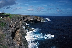 Banzai Cliff, útes na severu ostrova, z něhož se na konci bitvy o Saipan v roce 1944 vrhly do moře stovky japonských vojáků a civilistů