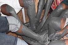 Clay bath near lake Aheme in Benin Bain d'argile a Gogotinkpon au Benin 01.jpg