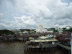 Sultan Omar Ali Saifuddin-moskeen og pålebygde Kampong Ayer.