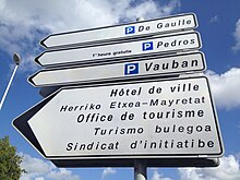 Trilingual sign in Bayonne: French, Basque, and Gascon Occitan (Mayretat, Sindicat d'initiatibe)