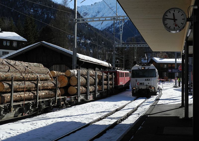 File:Bergün-Bravuogn - Bahnhof der RhB Langholzwagen.jpg