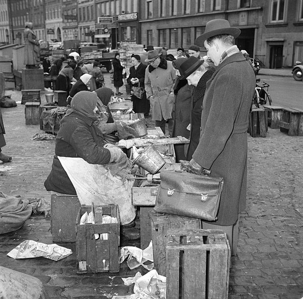 File:Bezoekers bekijken de koopwaar op de vismarkt in Kopenhagen op de achtergrond he, Bestanddeelnr 252-8834.jpg