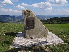 Pomnik i widok na Pogórze Rożnowskie