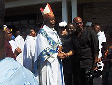 اسقف Callistus Onaga پس از مراسم تشییع جنازه Igbo در کلیسای بانوی ما از Lourdes ، ساکرامنتو ، CA.jpg
