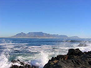 Cape Town dan Table Mountain dilihat dari Bloubergstrand