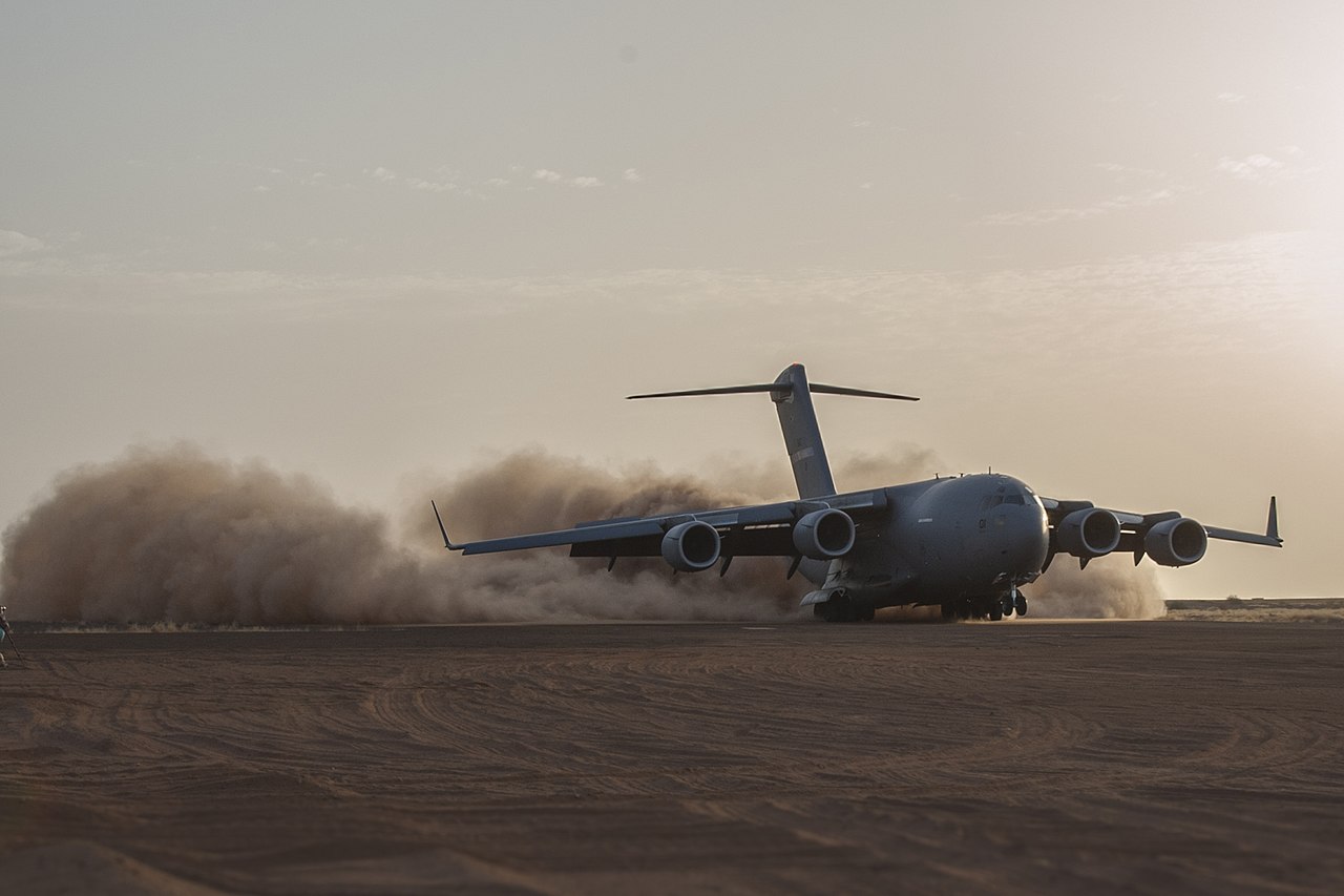 1280px-Boeing_C-17_landing_at_Gao_Airport%2C_Mali.jpg