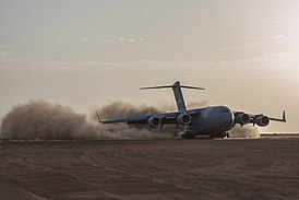 Boeing C-17 laskeutuu Gaon lentokentälle, Mali.jpg