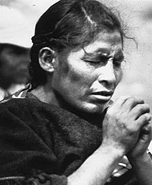 Aymara woman praying Bolivia aymara praying loc.jpg