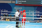 Deutsch: Boxen bei den Olympischen Jugendspielen 2018 Tag 12, 18. Oktober 2018 - Finale im Leichten Weltergewicht Jungen – Ilia Popov (Russland, rot) schlägt Talgat Shaiken (Kasachstan, blau) 4-1; Ringrichter ist James Beckles (Trinidad und Tobago). English: Boxing at the 2018 Summer Youth Olympics on 18 October 2018 – Final Light Welterweight Boys Bout - Ilia Popov (Rusia, rojo) supera a Talgat Shaiken (Kazajstán, azul) 4-1; Referee is James Beckles (Trinidad and Tobago). Español: Boxeo en los Juegos Olímpicos Juveniles de Verano de 2018 en 18 de octubre de 2018 - Chicos de peso welter ligero final: Ilia Popov (Uzbekistán, roja) le gana a Talgat Shaiken (Egipto, azul) 4-1; El árbitro es James Beckles (Trinidad y Tobago).