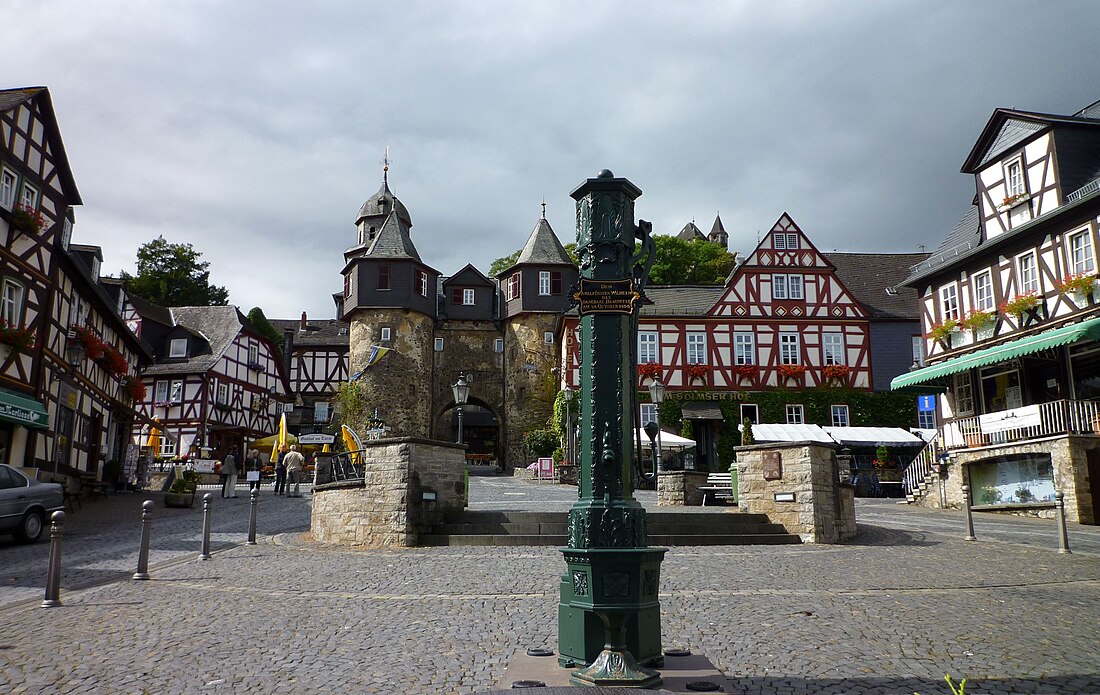 File:Braunfels - Marktplatz mit Brunnen und Fachwerkhäusern.jpg