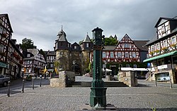 Braunfels - Marktplatz mit Brunnen und Fachwerkhäusern.jpg