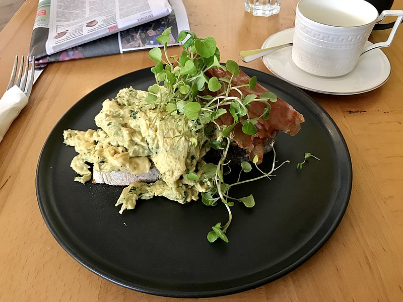 File:Breakfast at cafe in Newstead, Brisbane, Queensland.jpg