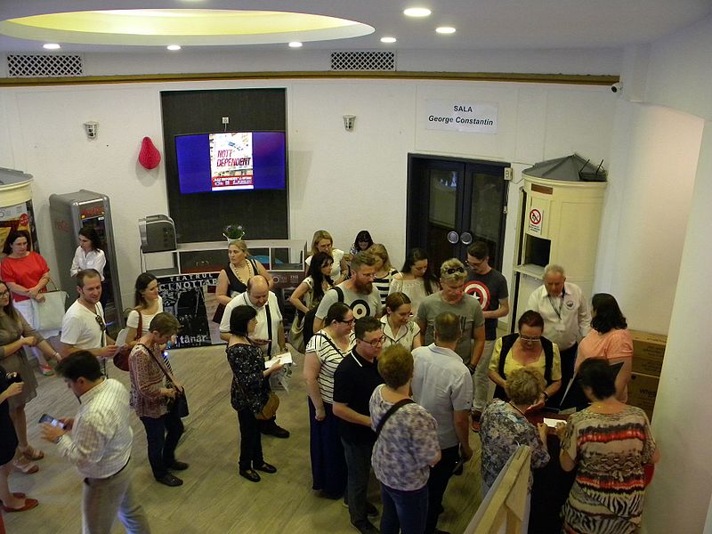 File:Bucuresti, Romania. Teatrul NOTTARA. (Holul de la intrare cu public. Spectacol Secretul fericirii). 21 Iunie 2017.jpg