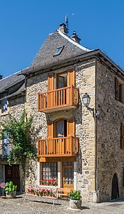 Miniatuur voor Bestand:Building at Place de l'Eglise in Sainte-Eulalie-d'Olt 01.jpg