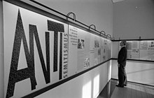 At the opening in 1988. Bundesarchiv B 145 Bild-F080095-0026, Frankfurt, Judisches Museum.jpg