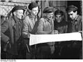 Bundesarchiv Bild 183-27892-0007, Wallwitz, Planung der Reperaturarbeit.jpg